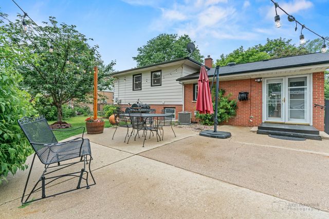 925 S Chestnut Avenue, Arlington Heights, IL 60005