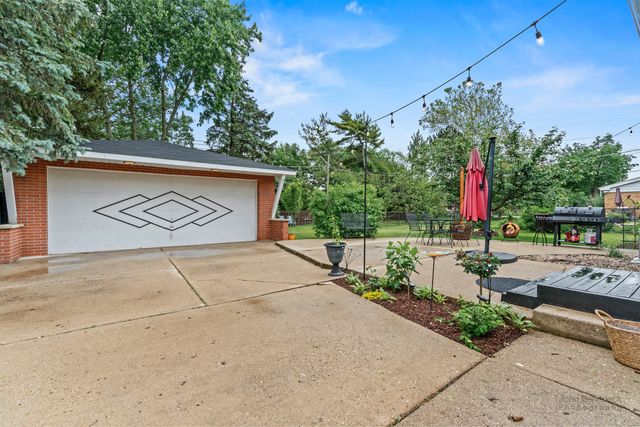 925 S Chestnut Avenue, Arlington Heights, IL 60005
