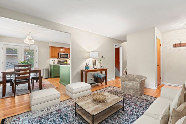 925 S Chestnut Avenue, Arlington Heights, IL 60005