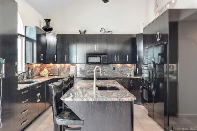 9 Plume Grass Way, Westhampton, NY 11977