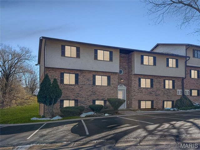 17 Village West Court 101, Washington, MO 63090