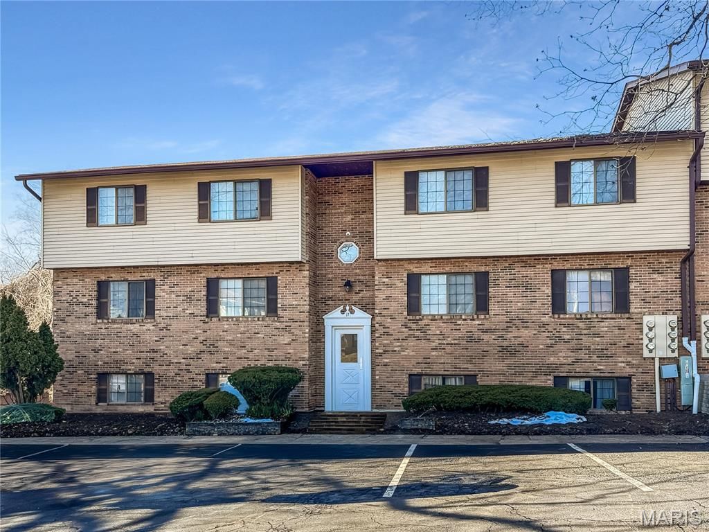 17 Village West Court 101, Washington, MO 63090