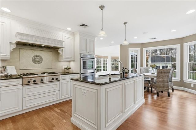 53 White Cliff Dr, Plymouth, MA 02360