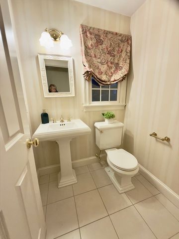 53 White Cliff Dr, Plymouth, MA 02360