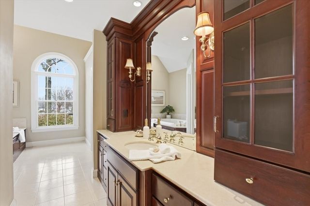 53 White Cliff Dr, Plymouth, MA 02360