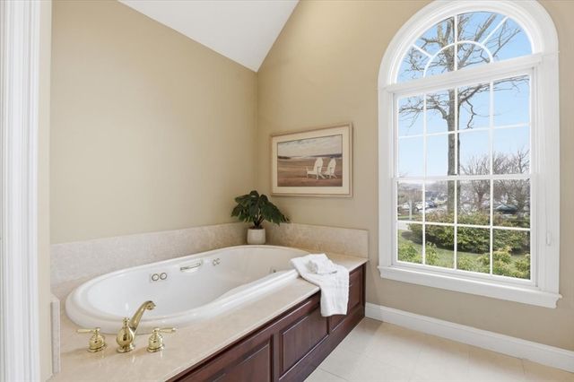 53 White Cliff Dr, Plymouth, MA 02360