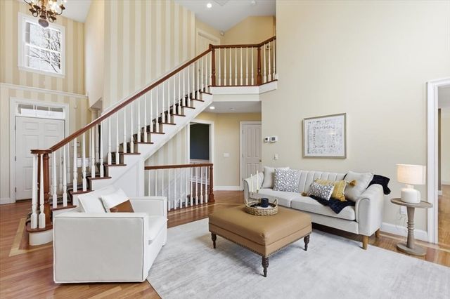 53 White Cliff Dr, Plymouth, MA 02360