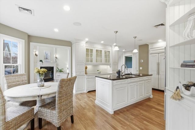 53 White Cliff Dr, Plymouth, MA 02360