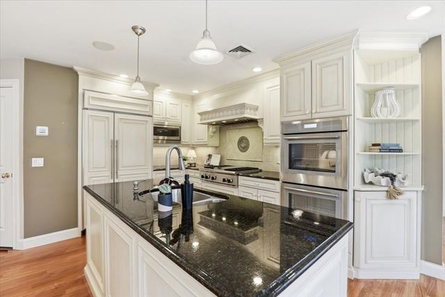 53 White Cliff Dr, Plymouth, MA 02360