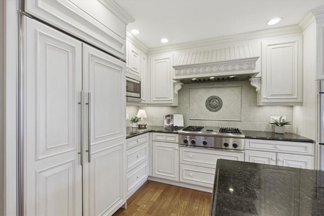 53 White Cliff Dr, Plymouth, MA 02360