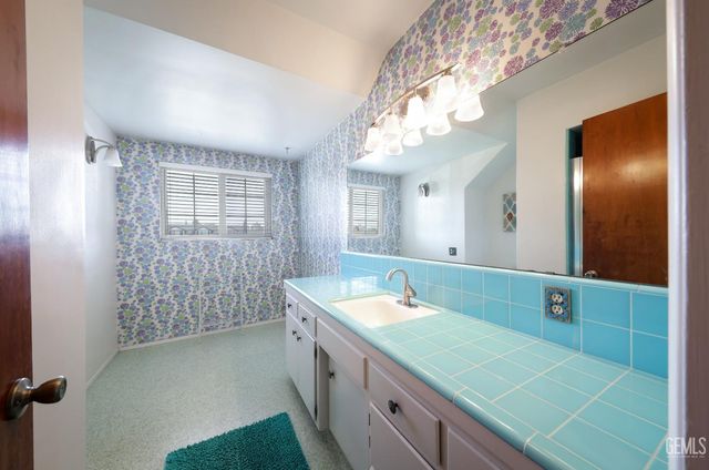 3008 Doris Lane, Bakersfield, CA 93304