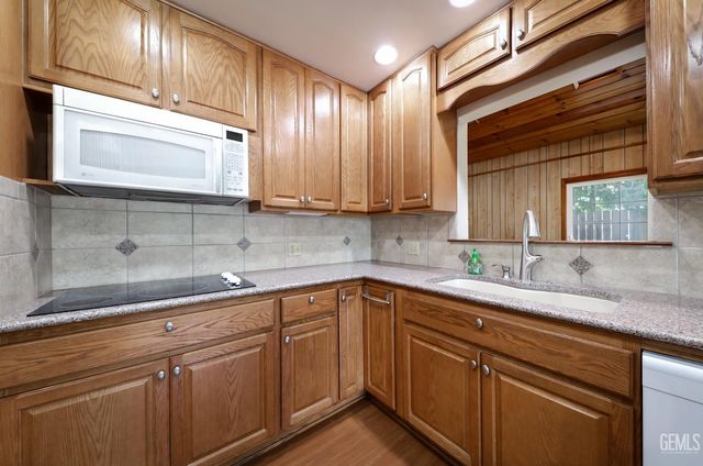 3008 Doris Lane, Bakersfield, CA 93304