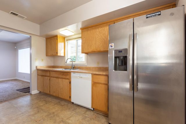 5852 N Haven Dr, North Highlands, CA 95660