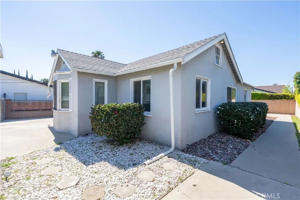 6909 Peach Avenue, Van Nuys, CA 91406