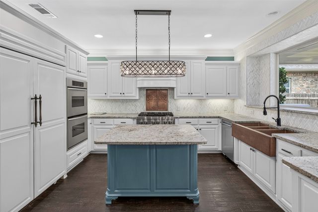 2204 Castle View Road, Mansfield, TX 76063
