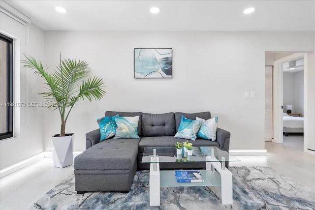 233 SE 4th Ter, Dania Beach, FL 33004