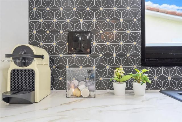 233 SE 4th Ter, Dania Beach, FL 33004