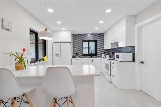 233 SE 4th Ter, Dania Beach, FL 33004