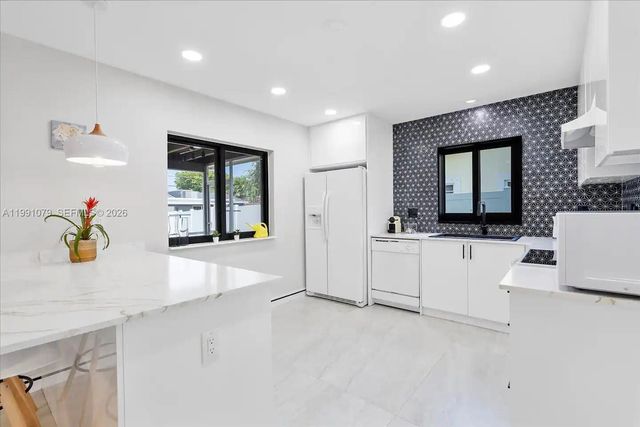 233 SE 4th Ter, Dania Beach, FL 33004