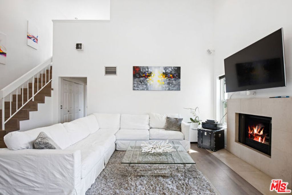 432 S Hamel Road 302, Los Angeles, CA 90048