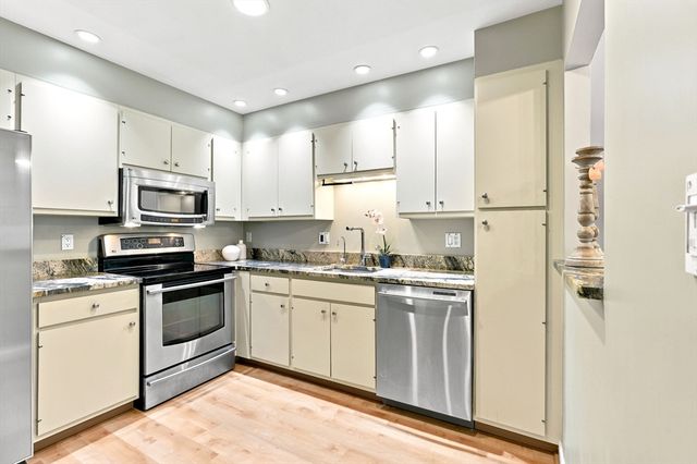 210 Nahanton St 116, Newton, MA 02459