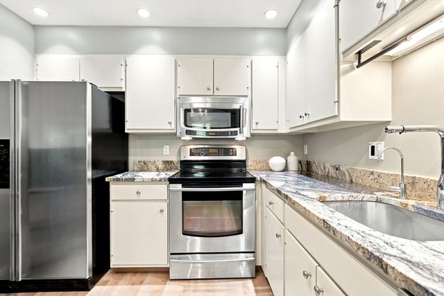 210 Nahanton St 116, Newton, MA 02459