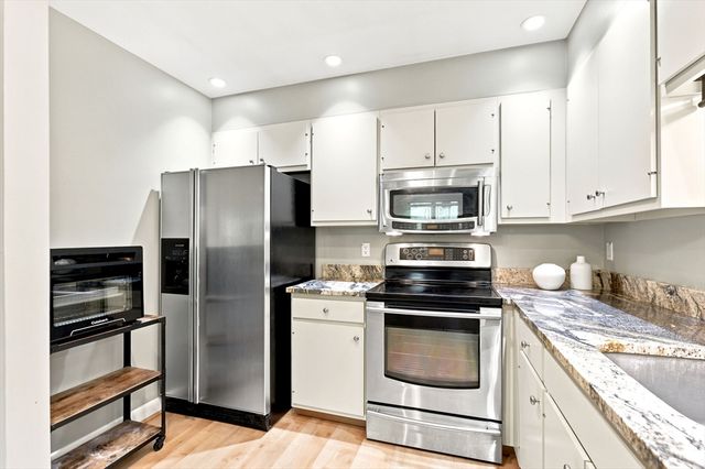 210 Nahanton St 116, Newton, MA 02459