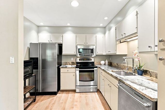 210 Nahanton St 116, Newton, MA 02459