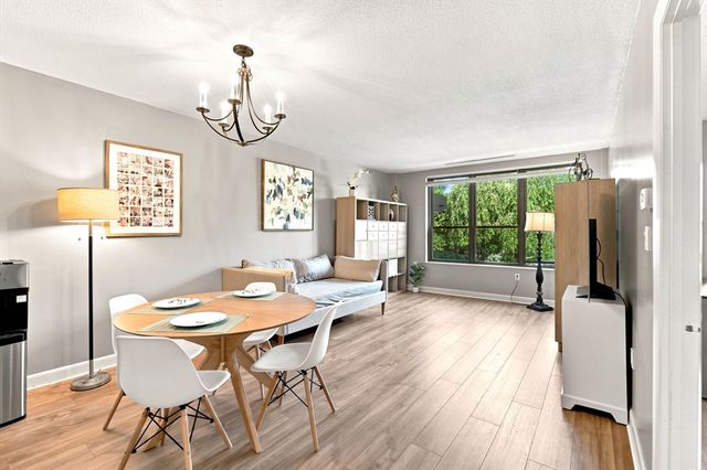 210 Nahanton St 116, Newton, MA 02459