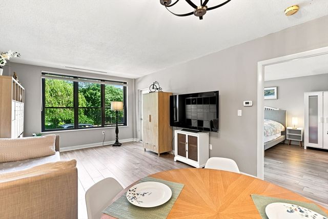 210 Nahanton St 116, Newton, MA 02459
