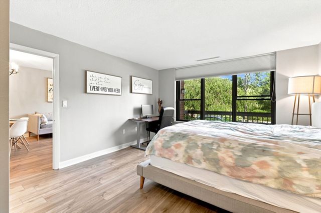 210 Nahanton St 116, Newton, MA 02459