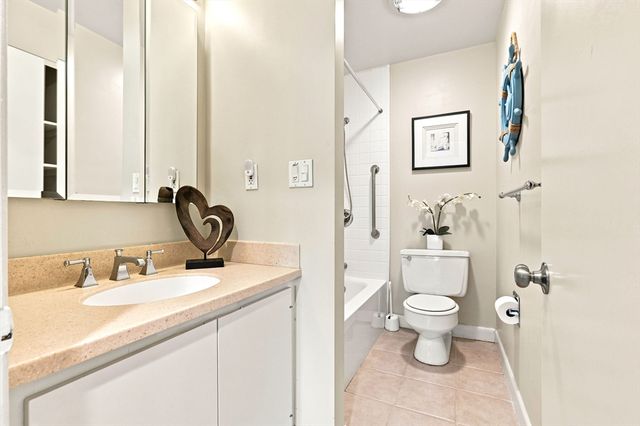 210 Nahanton St 116, Newton, MA 02459