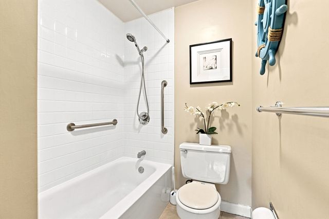 210 Nahanton St 116, Newton, MA 02459