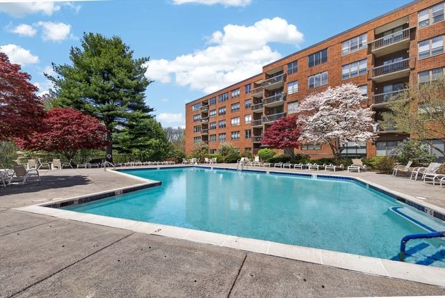210 Nahanton St 116, Newton, MA 02459