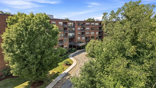 210 Nahanton St 116, Newton, MA 02459