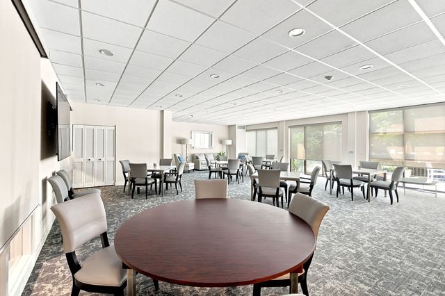 210 Nahanton St 116, Newton, MA 02459