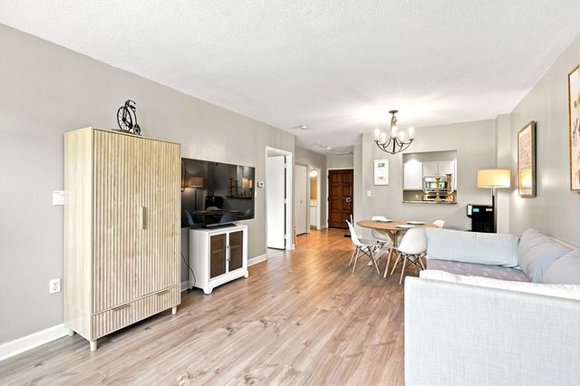 210 Nahanton St 116, Newton, MA 02459