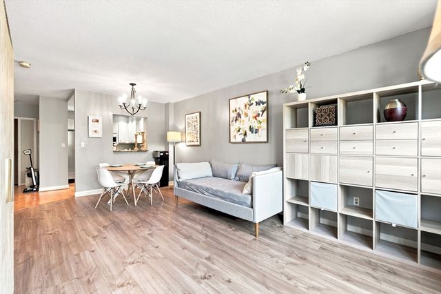 210 Nahanton St 116, Newton, MA 02459