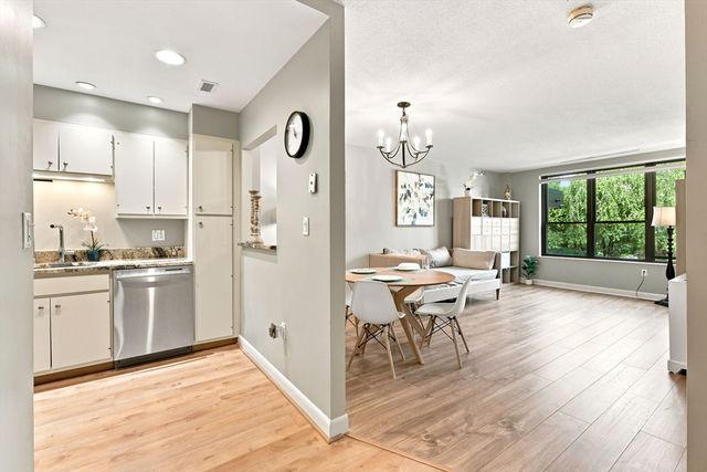 210 Nahanton St 116, Newton, MA 02459