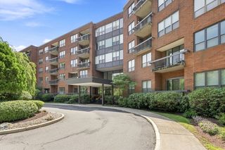 210 Nahanton St 116, Newton, MA 02459