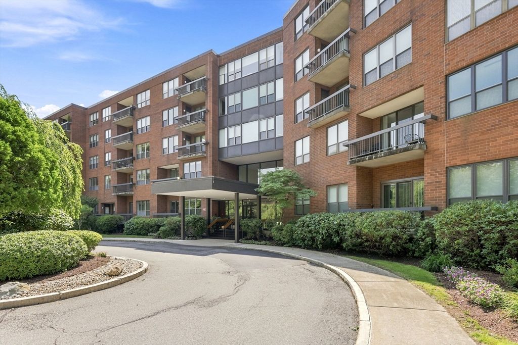 210 Nahanton St 116, Newton, MA 02459
