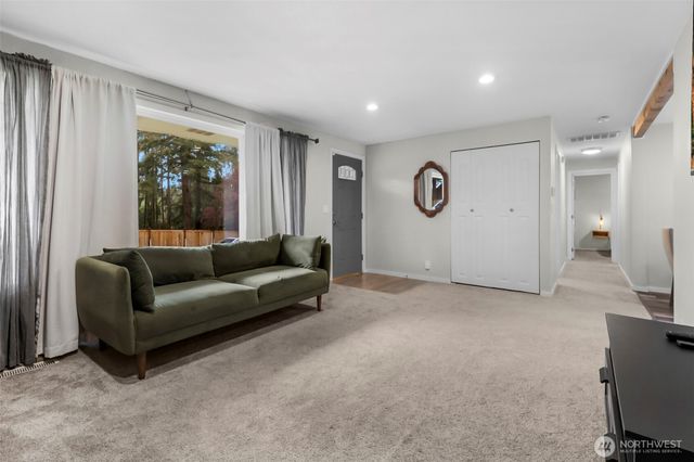 14106 Cascadian Way, Everett, WA 98208