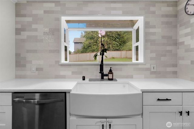 14106 Cascadian Way, Everett, WA 98208