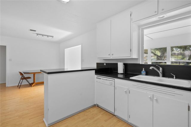 302 Fulton Ave, Rockport, TX 78382