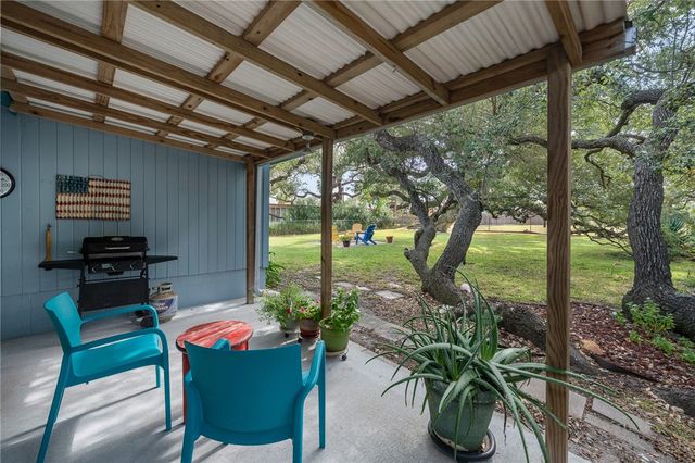 302 Fulton Ave, Rockport, TX 78382