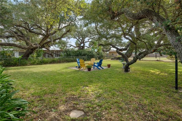 302 Fulton Ave, Rockport, TX 78382