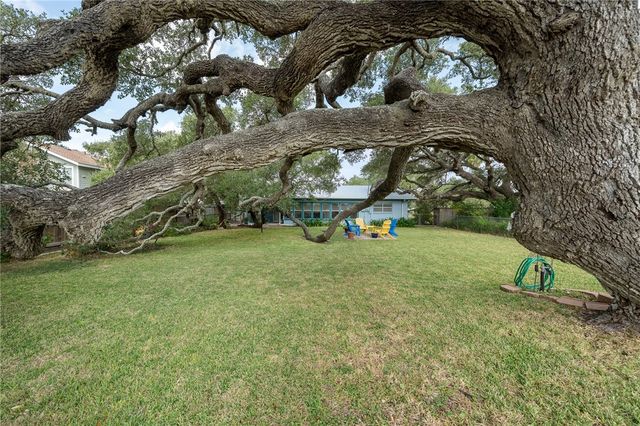 302 Fulton Ave, Rockport, TX 78382