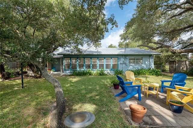 302 Fulton Ave, Rockport, TX 78382