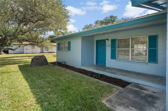 302 Fulton Ave, Rockport, TX 78382