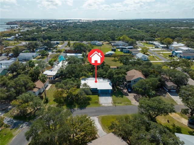 302 Fulton Ave, Rockport, TX 78382